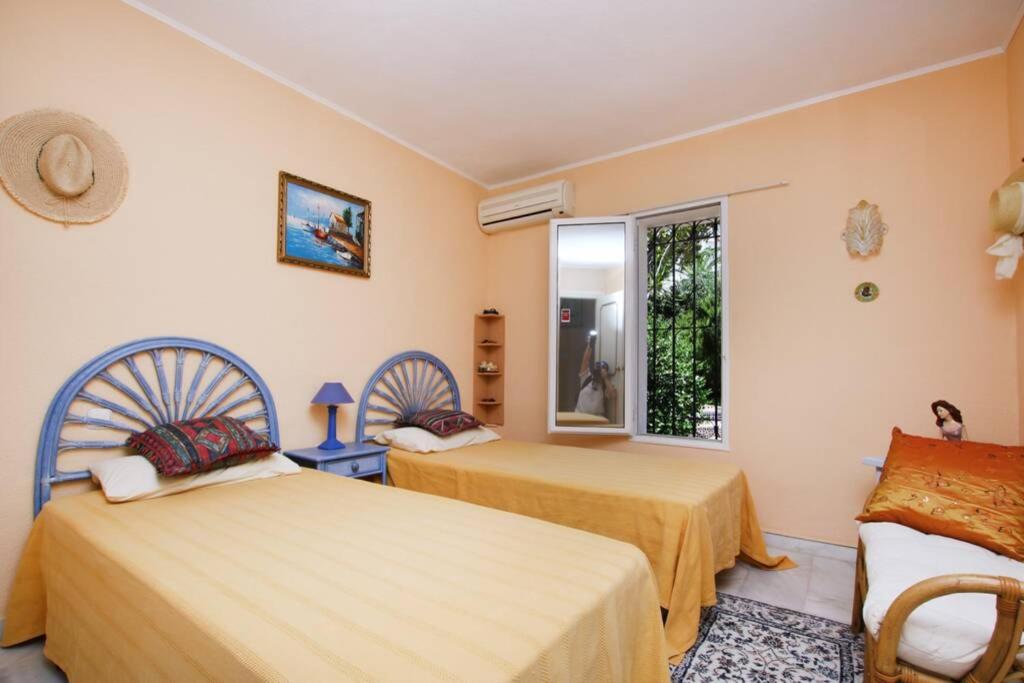 Happy 3 bedroom Family House in Calahonda with Pool and Wonderful Garden - Housity
