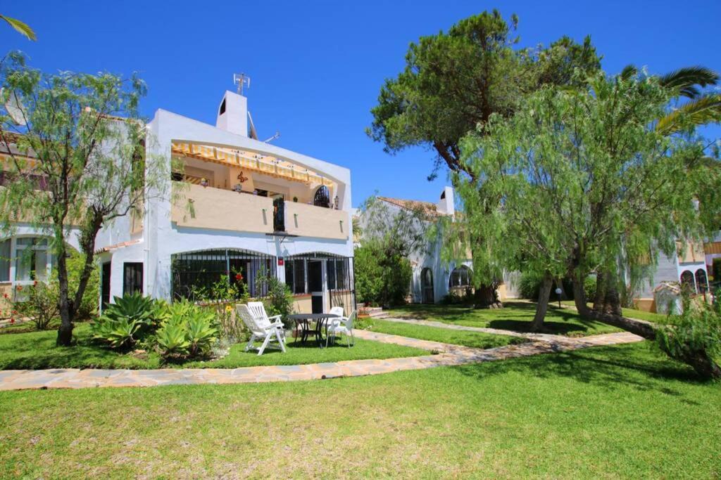 Happy 3 bedroom Family House in Calahonda with Pool and Wonderful Garden - Housity