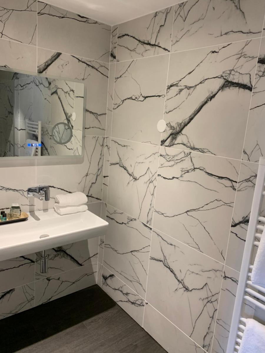 Salle de bains dans l'établissement La villa 10 HÔTEL SPA