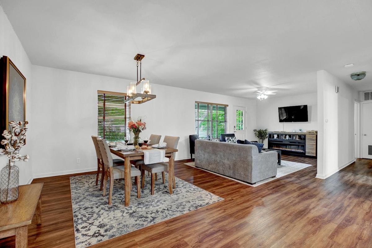 New! Gorgeous Bluebonnet House with Deck & Fire Pit - Housity