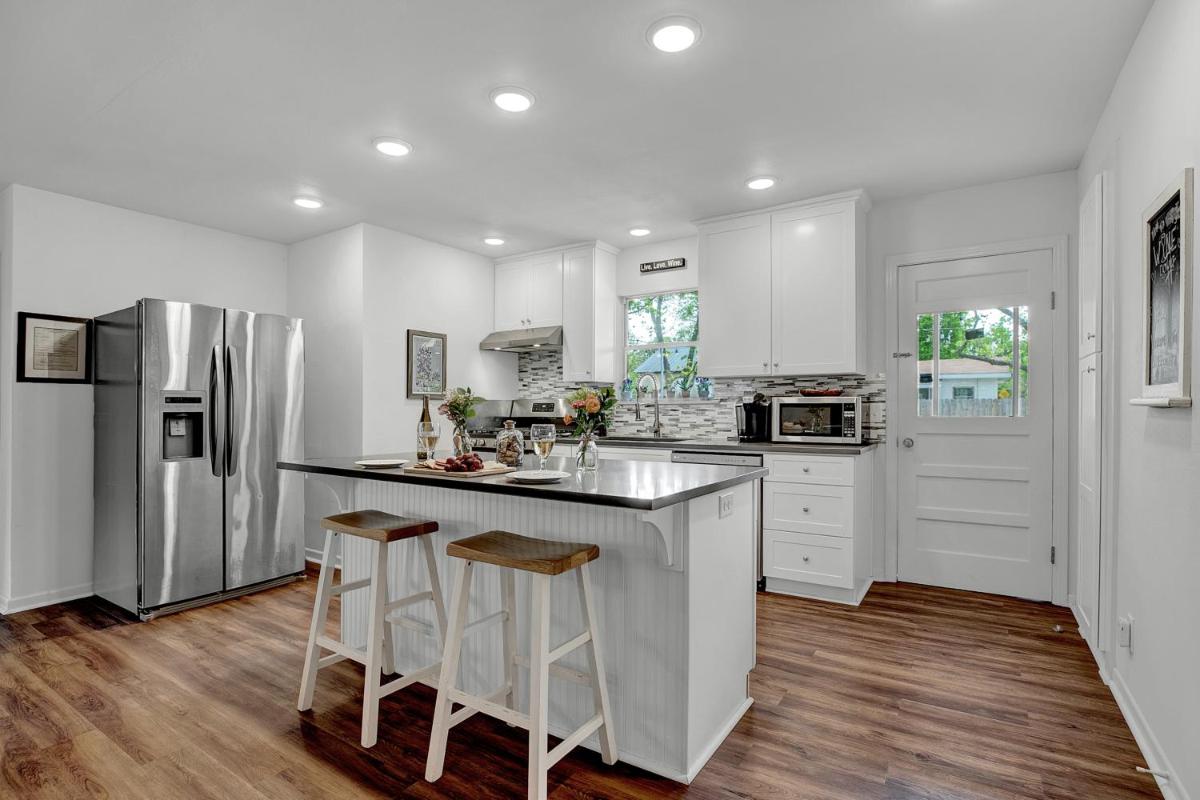 New! Gorgeous Bluebonnet House with Deck & Fire Pit - Housity