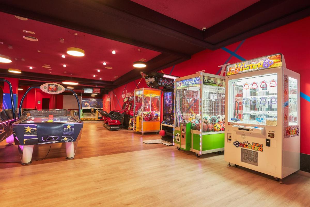 una sala de juegos con varios juegos de arcade en Gloria Palace Amadores Thalasso & Hotel, en Puerto Rico de Gran Canaria