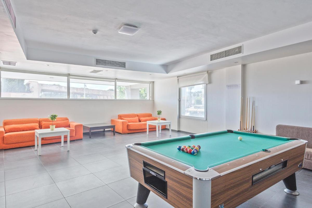 Una sala de estar con una mesa de billar. en Hotel Balneario Playa de Comarruga, en Comarruga