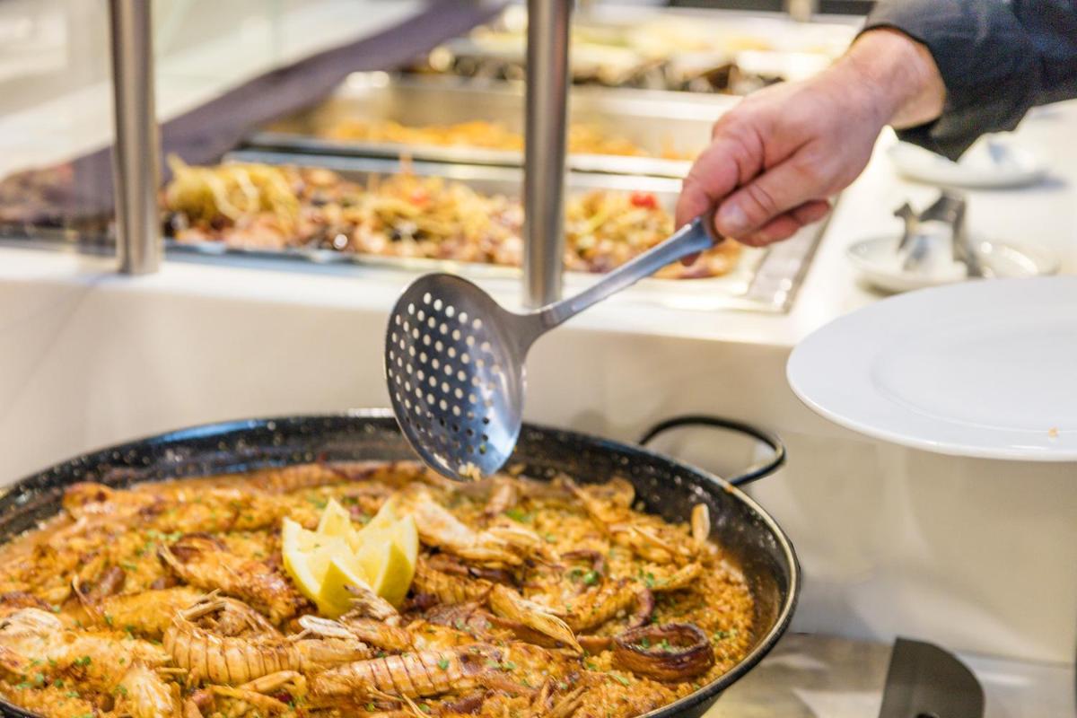 Comida en o cerca de este hotel