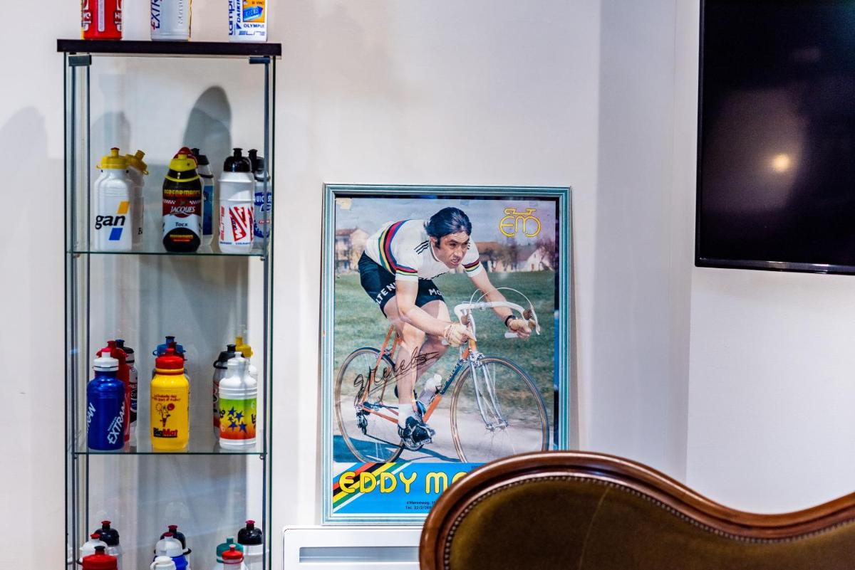 Télévision ou salle de divertissement dans l'établissement Le Nesk Ventoux - Hotel