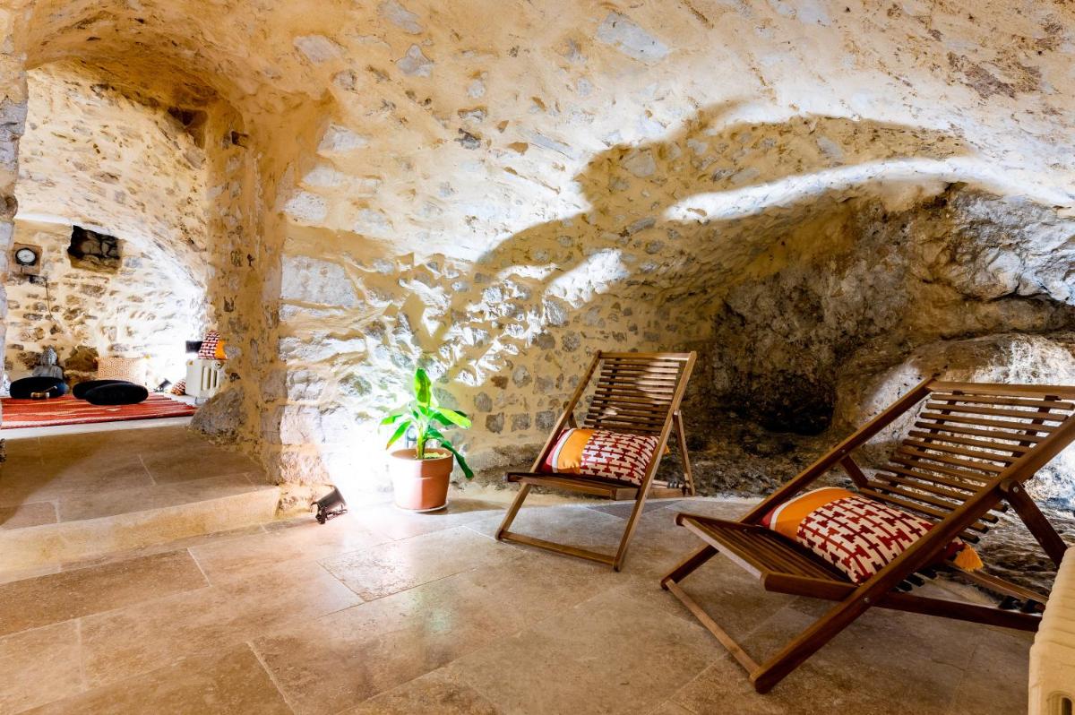 Coin salon dans l'établissement Le Nesk Ventoux - Hotel