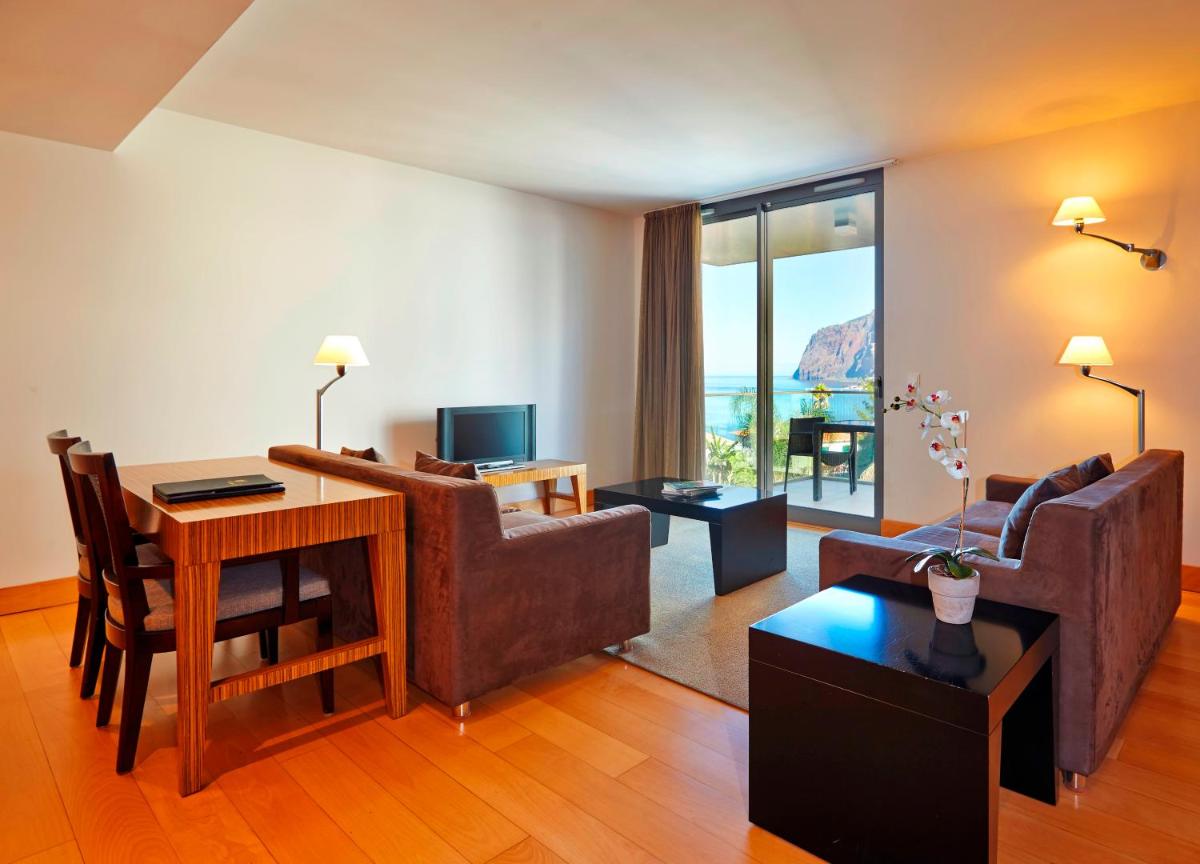 Uma televisão e/ou sistema de entretenimento em Golden Residence Hotel
