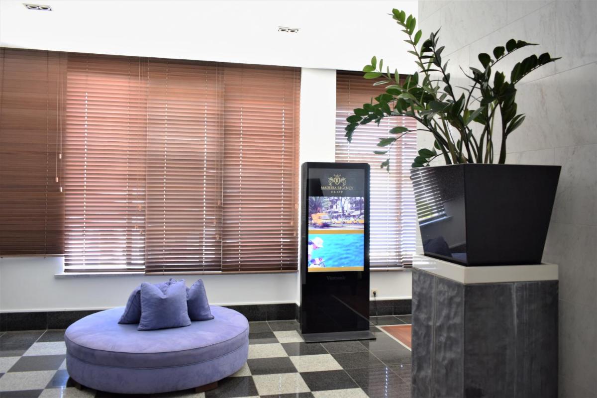 Uma televisão e/ou sistema de entretenimento em Madeira Regency Cliff - Adults Only