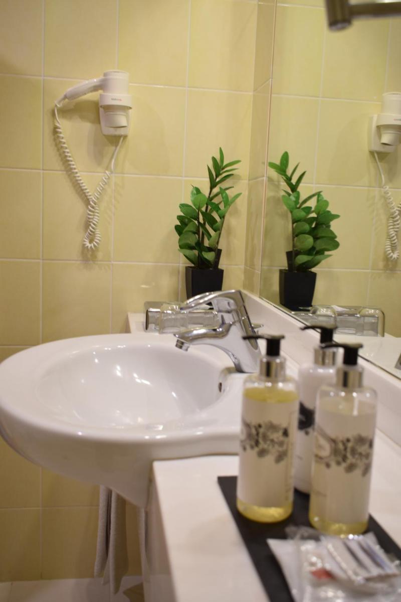 Uma casa de banho em Madeira Regency Cliff - Adults Only