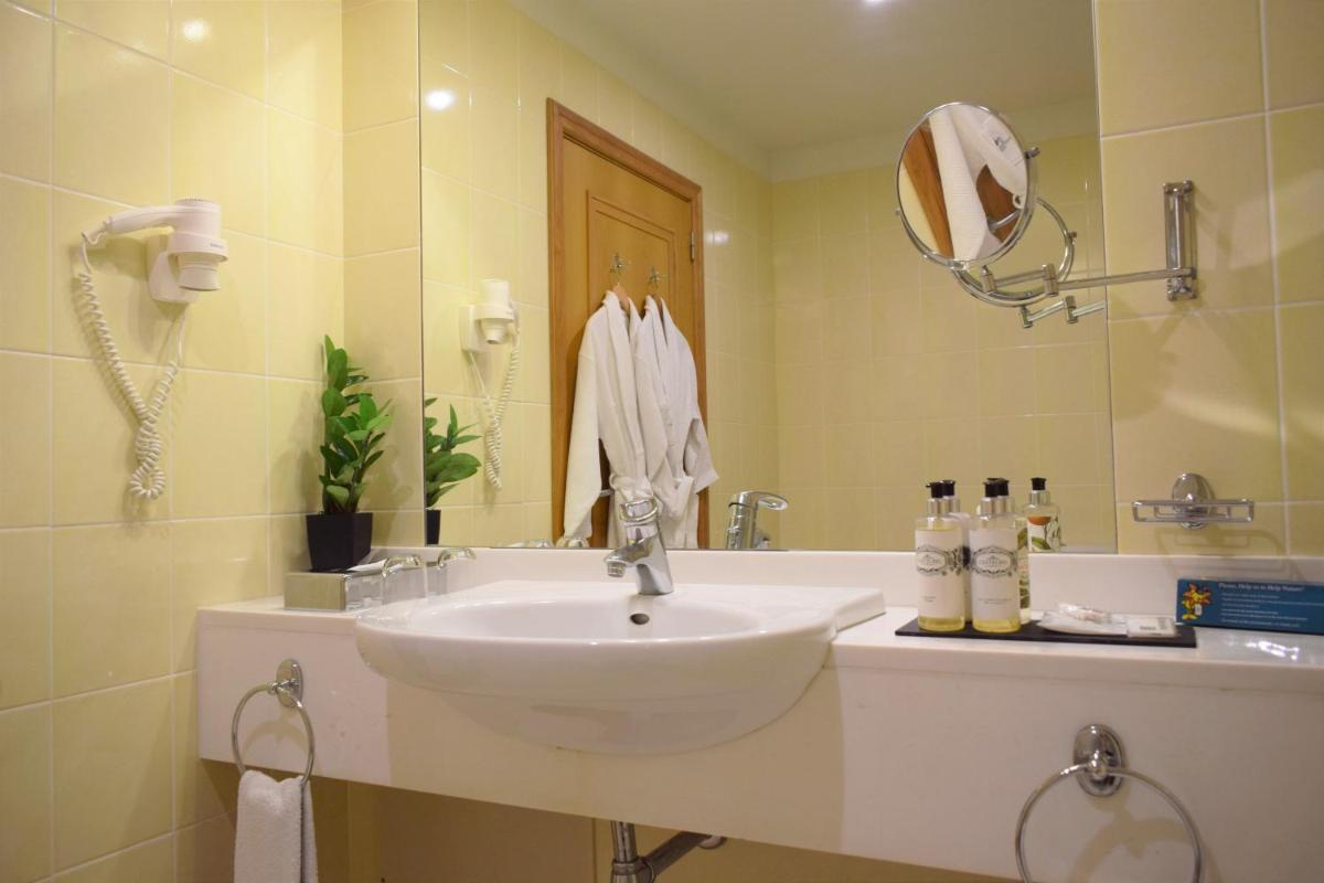 Uma casa de banho em Madeira Regency Cliff - Adults Only