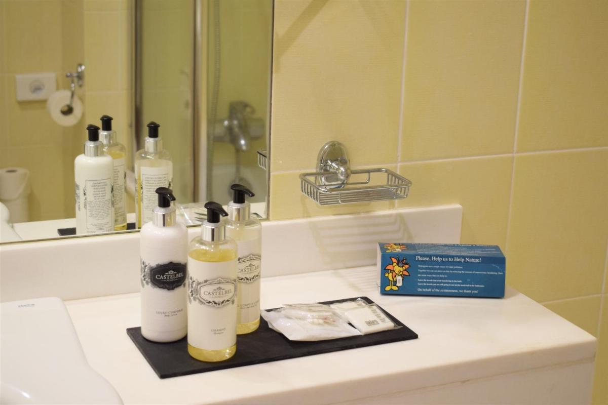 Uma casa de banho em Madeira Regency Cliff - Adults Only