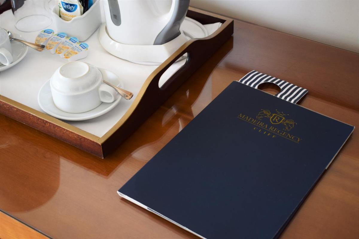 Comodidades para chá e café em Madeira Regency Cliff - Adults Only