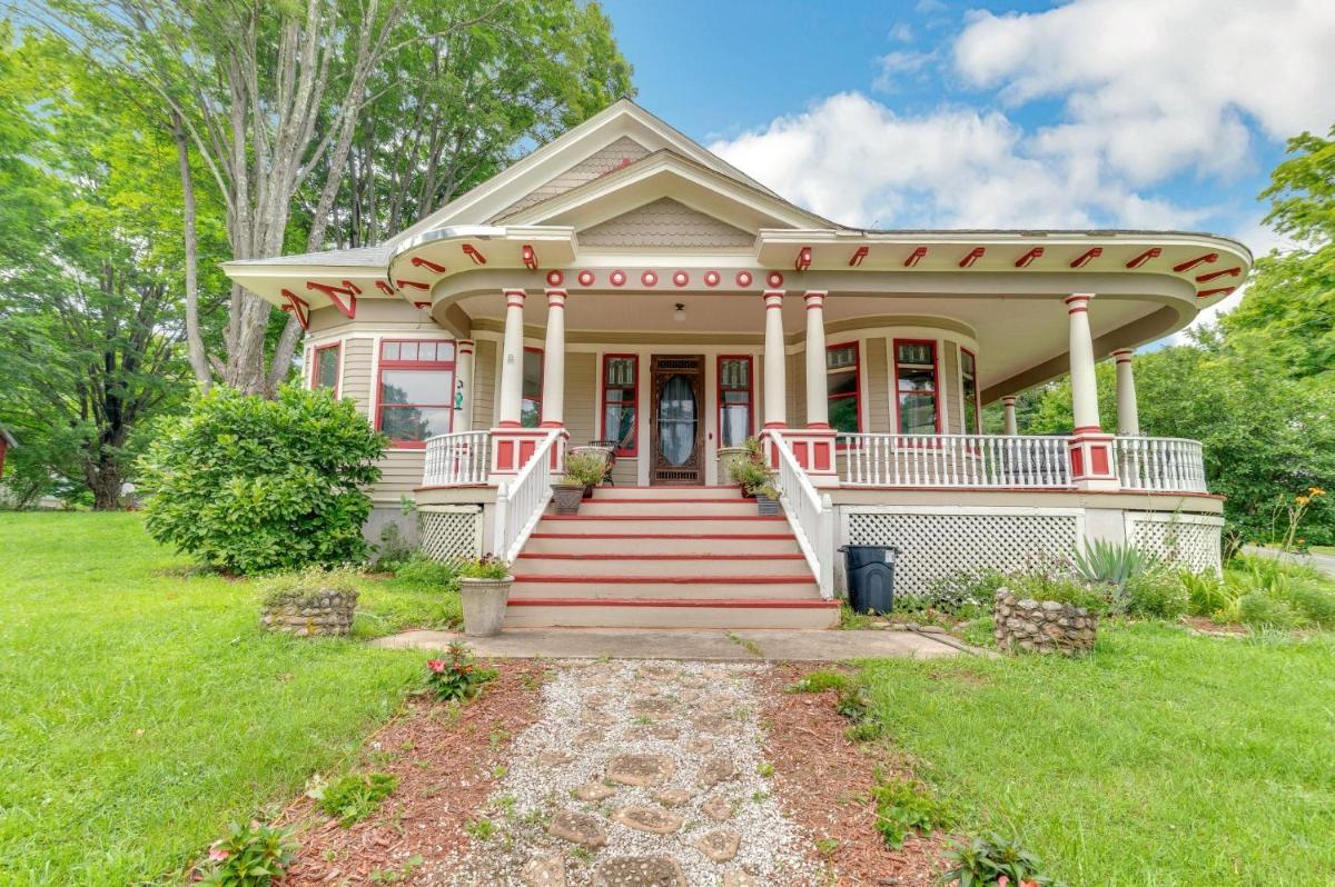 Mountain View Victorian with Convenient Location and Lots of Space tp Play farmhouse - Housity