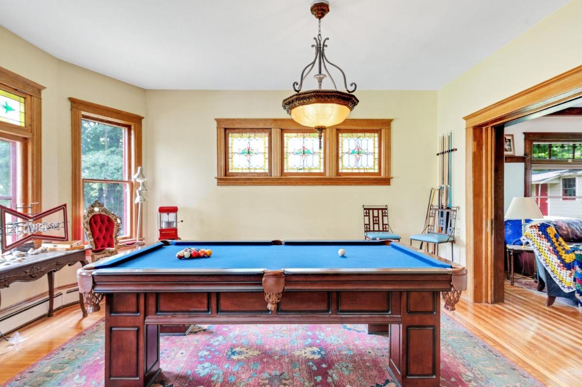 Mountain View Victorian with Convenient Location and Lots of Space tp Play farmhouse - Housity