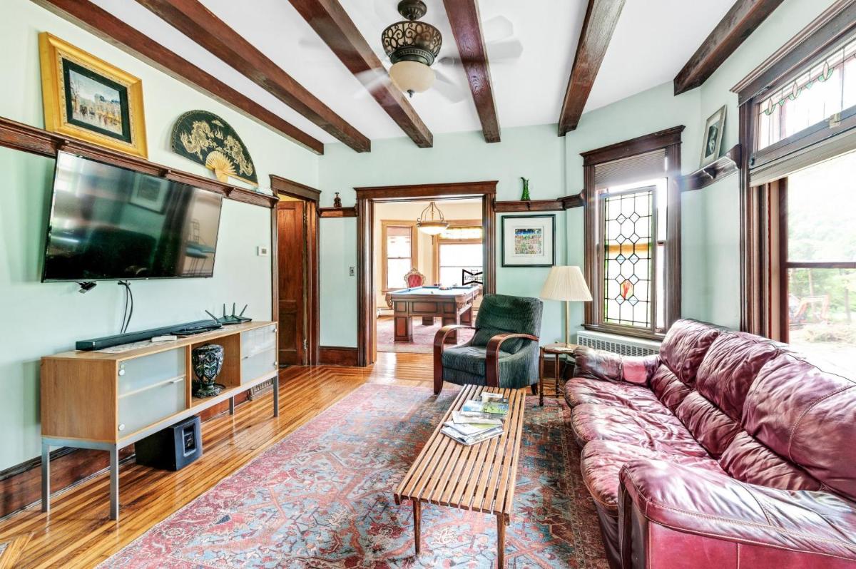 Mountain View Victorian with Convenient Location and Lots of Space tp Play farmhouse - Housity