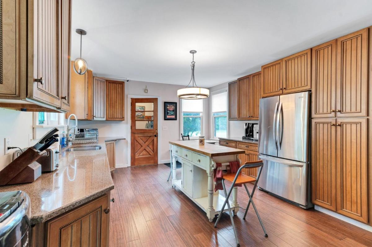 Mountain View Victorian with Convenient Location and Lots of Space tp Play farmhouse - Housity