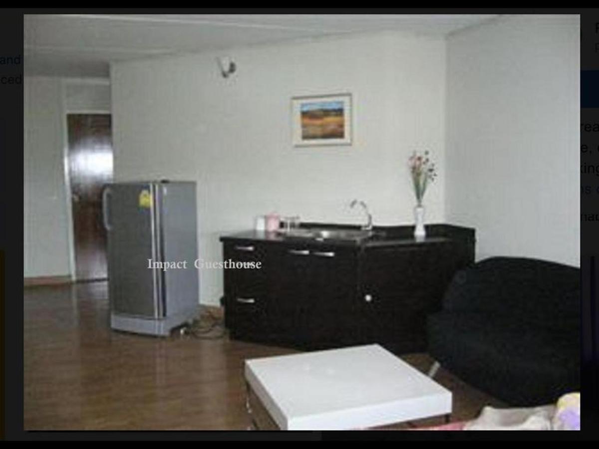 T8 Guest House Don Mueang Challenger triple room - Housity