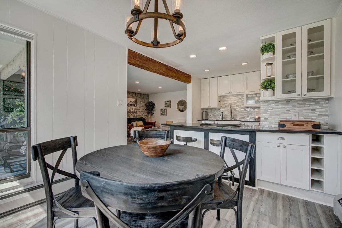 Mountain luxury on Lake Dillon, close to all the best ski resorts in Colorado! - Housity