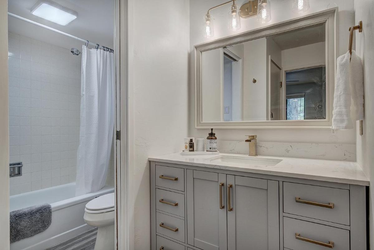 Mountain luxury on Lake Dillon, close to all the best ski resorts in Colorado! - Housity