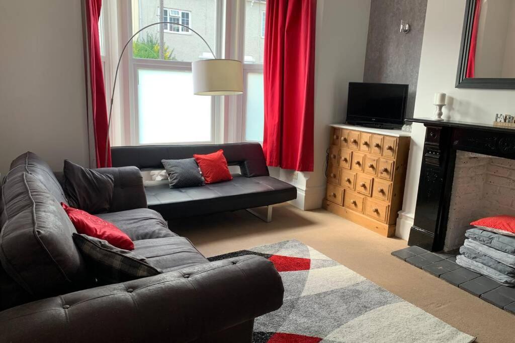 Southsea Space big bright 5 bedroom house sleeps 12 - Housity