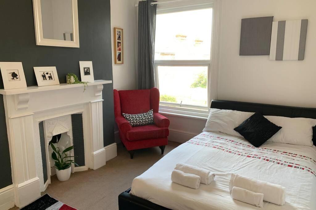Southsea Space big bright 5 bedroom house sleeps 12 - Housity