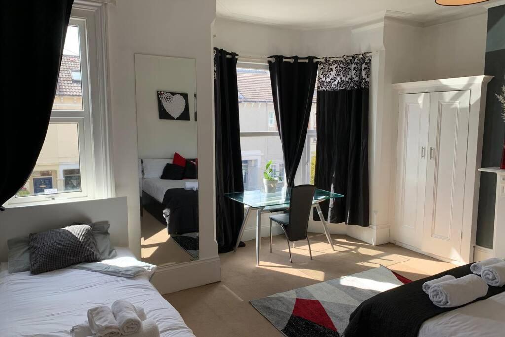 Southsea Space big bright 5 bedroom house sleeps 12 - Housity