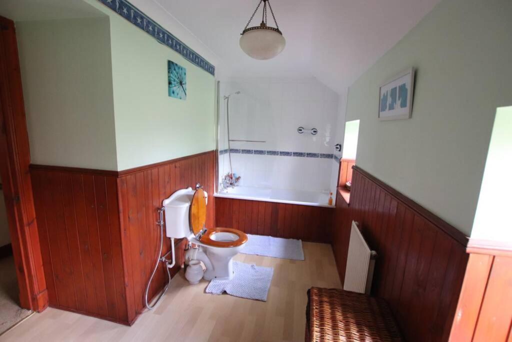 Serene Countryside Home with Manicured Gardens - Housity