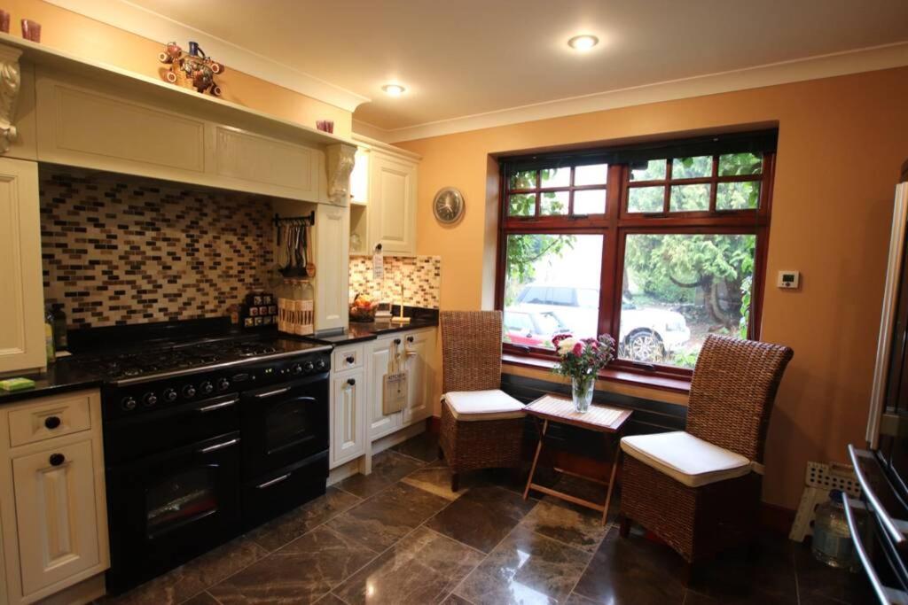 Serene Countryside Home with Manicured Gardens - Housity