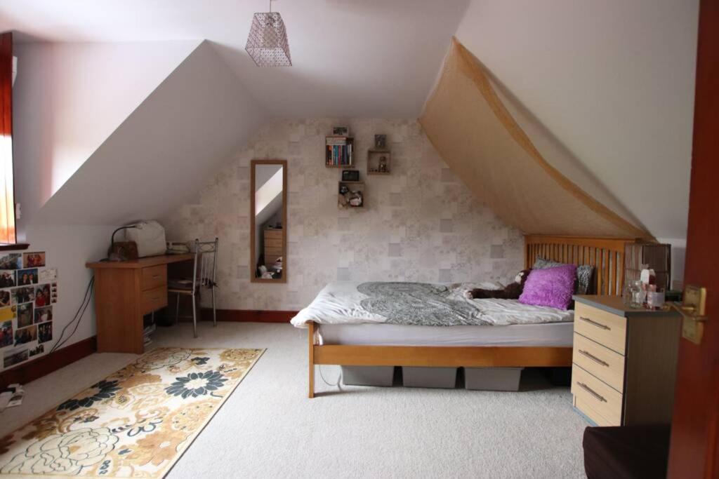 Serene Countryside Home with Manicured Gardens - Housity