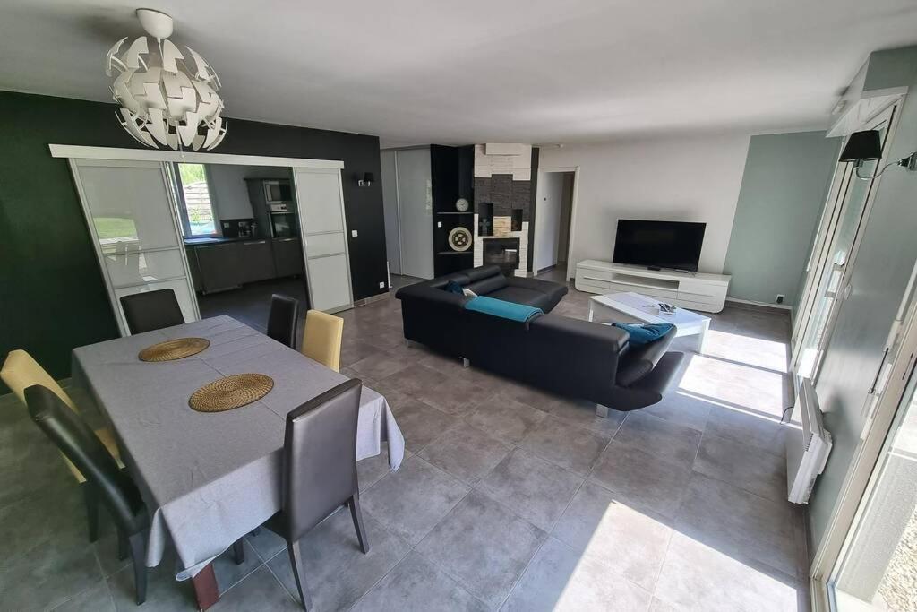 Maison neuve de plein pied avec cheminée et jardin - Housity