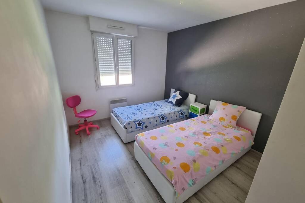 Maison neuve de plein pied avec cheminée et jardin - Housity