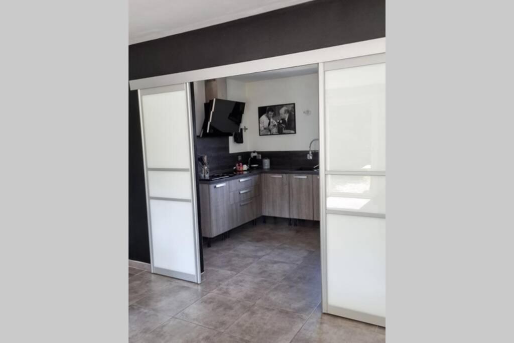 Maison neuve de plein pied avec cheminée et jardin - Housity