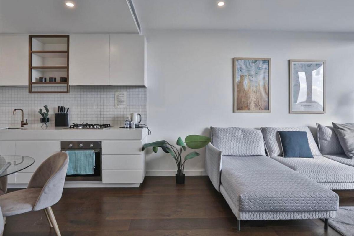 Next to 'The Glen Shopping Centre' Apartment - Housity