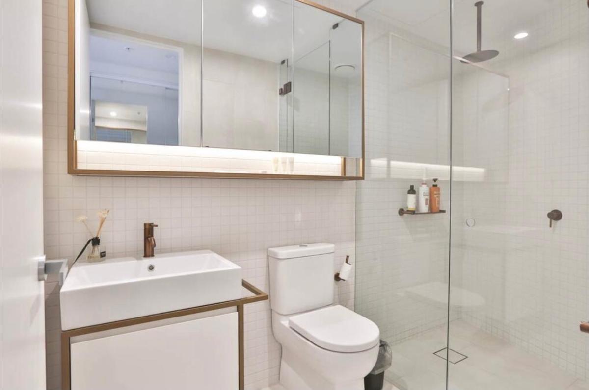 Next to 'The Glen Shopping Centre' Apartment - Housity