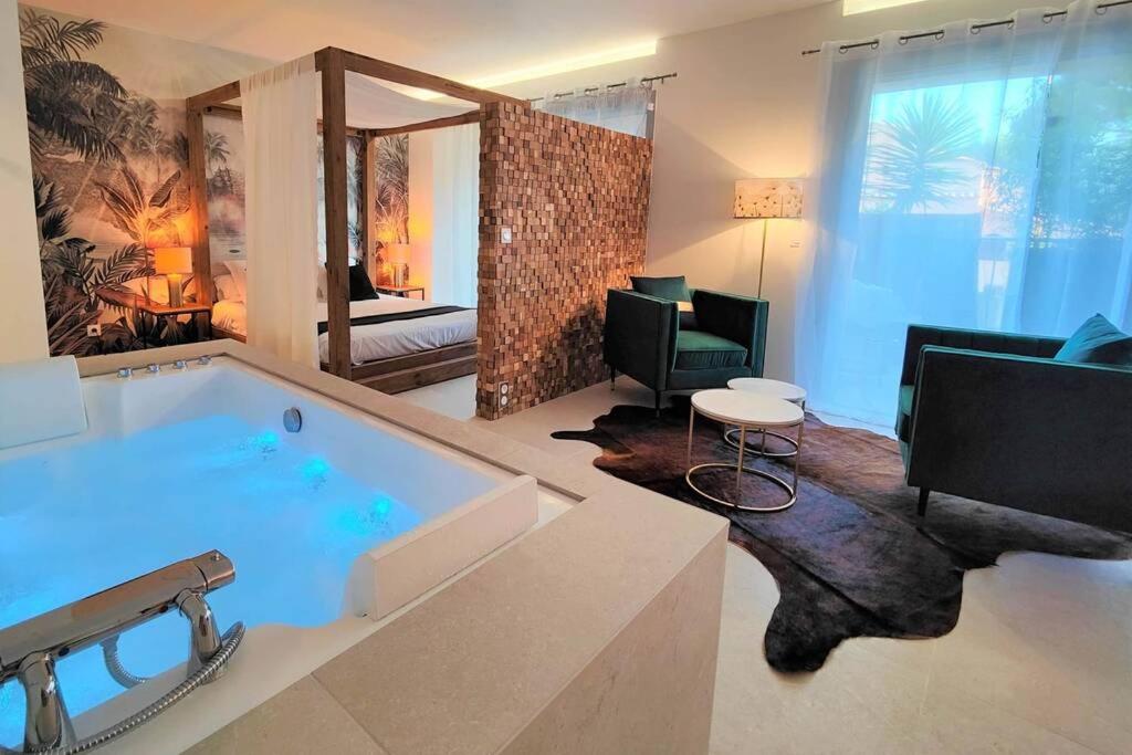 Suites JM - Le temps d'une Escale (Jacuzzi & Vue Mer) - Housity