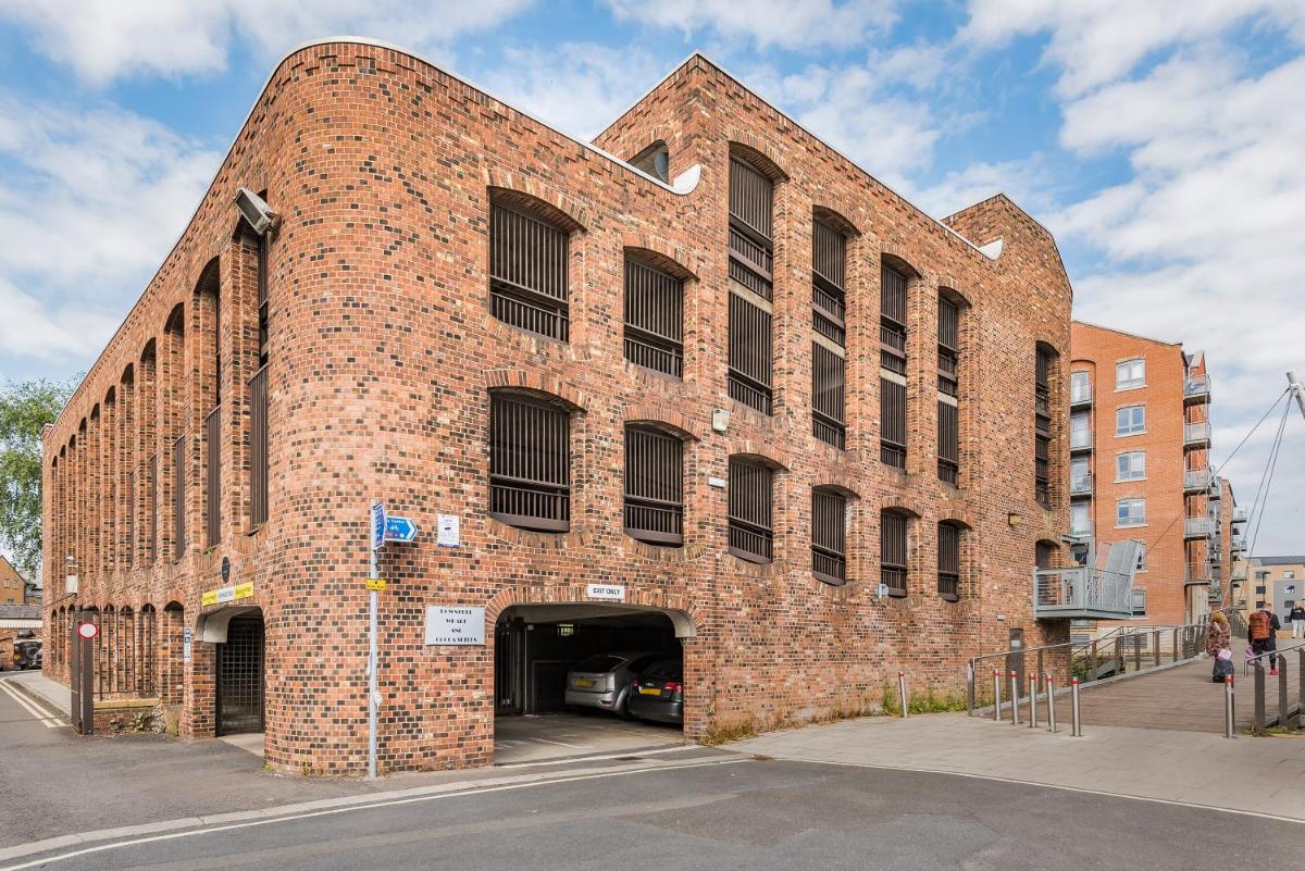 Chic one bed apartment- City Living in converted Cocoa Warehouse York PARKING - Housity