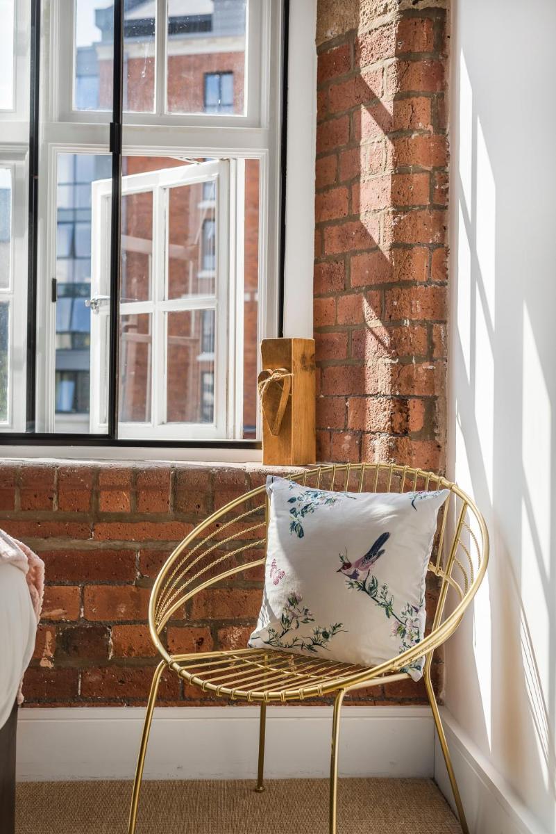 Chic one bed apartment- City Living in converted Cocoa Warehouse York PARKING - Housity