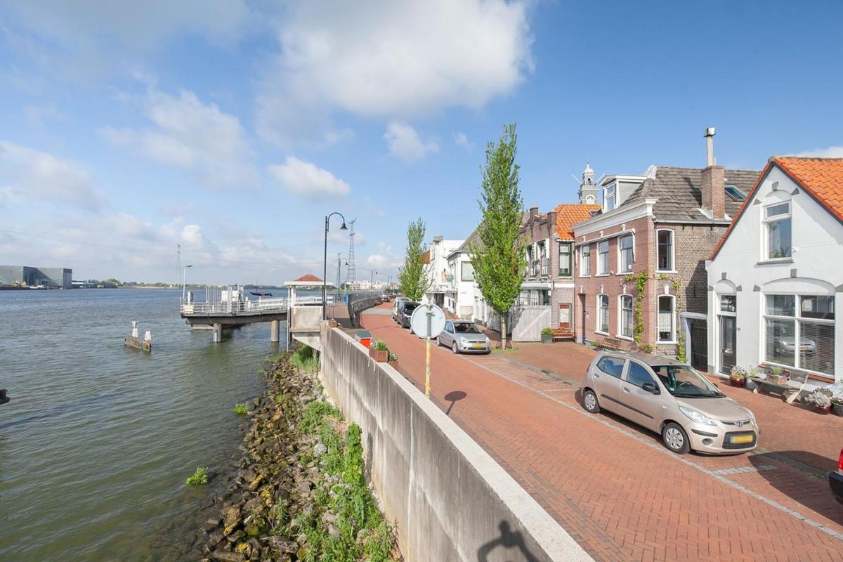 De Kapiteinshut aan de rivier met XL ligbad en sauna - Housity
