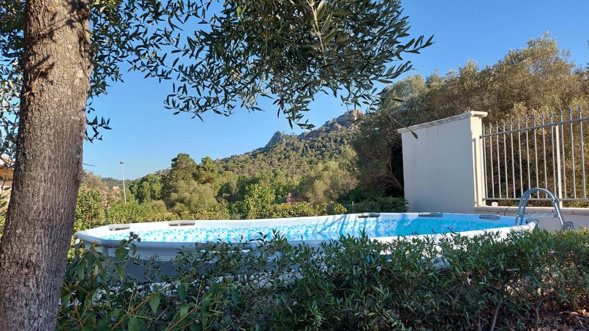 Villa Luigi a Poggio dei Pini, alloggio con giardino e posto auto - Housity