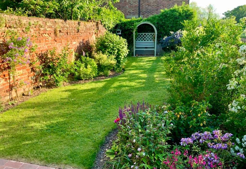 Melford Allotment Shed-Vintage Lodge Suffolk - Housity