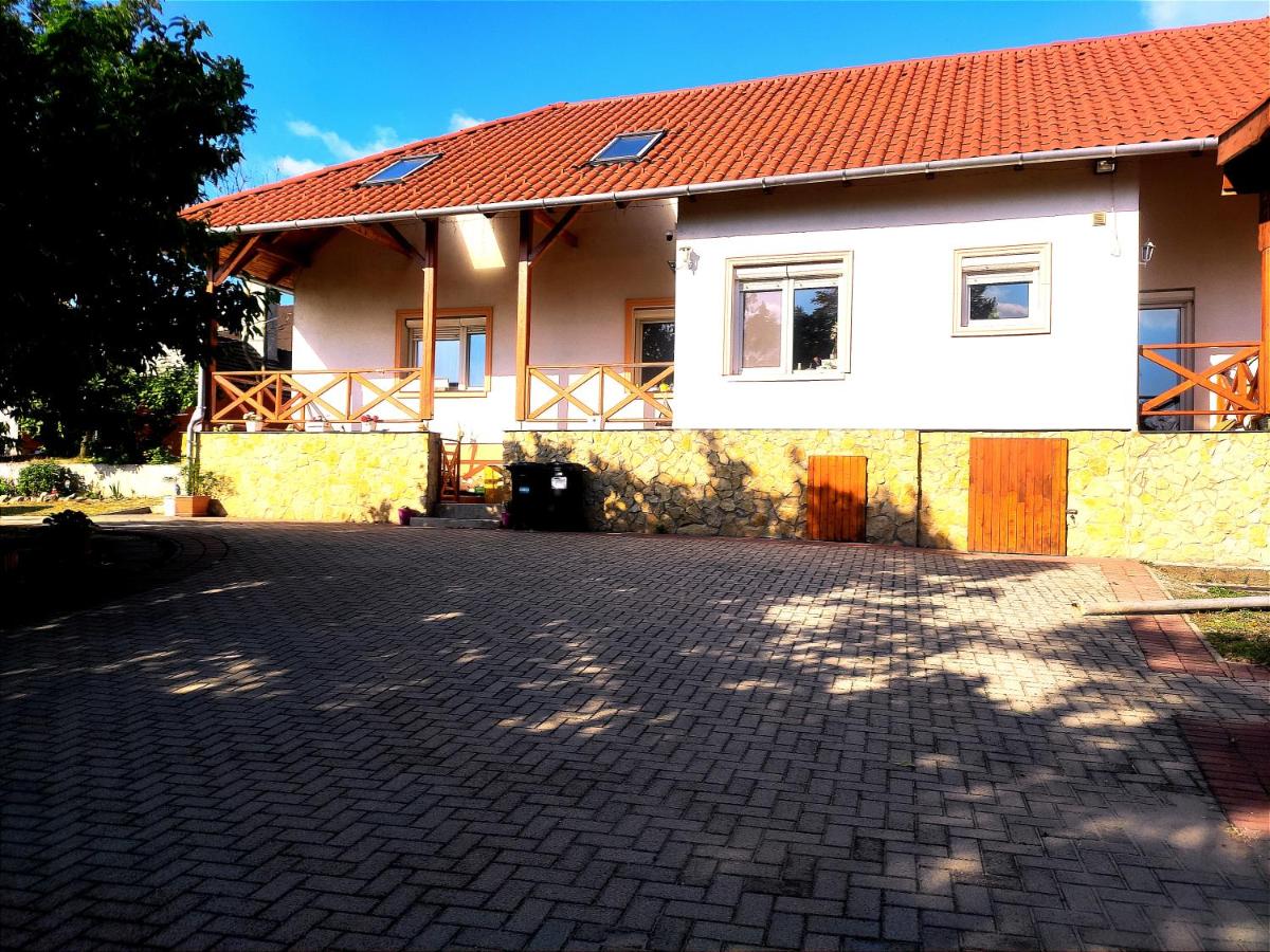 Szandra Vendégház - Housity