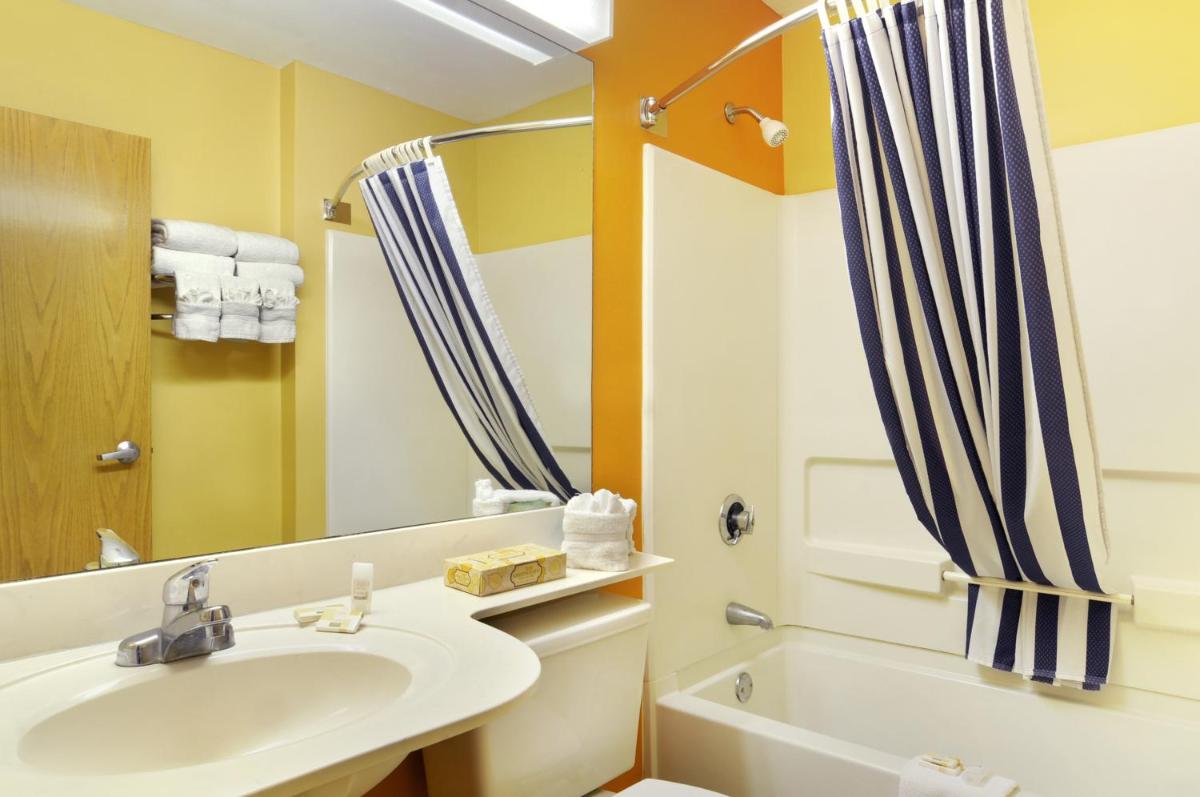 Hometown Inn & Suites Jacksonville Butler Blvd./Southpoint - Housity
