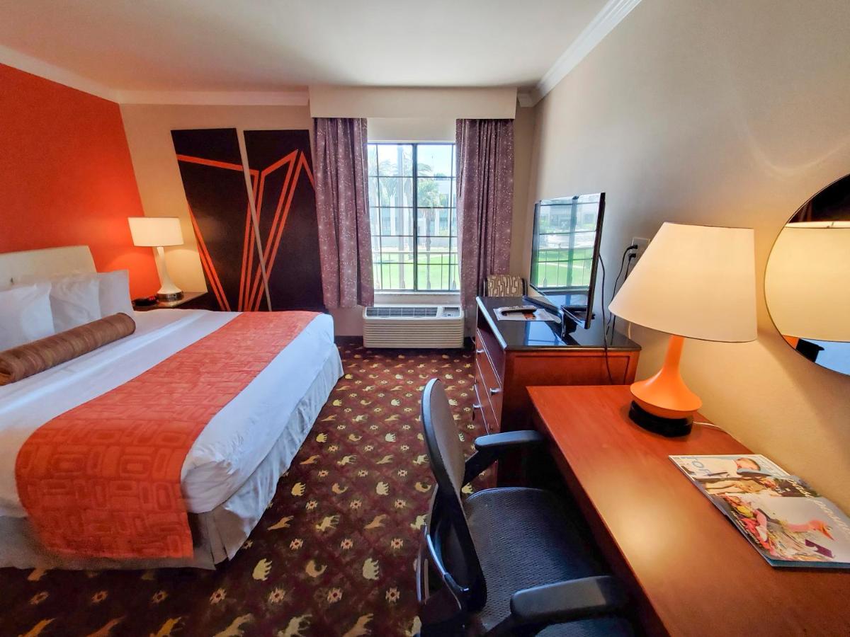 Howard Johnson by Wyndham Pasadena - Housity