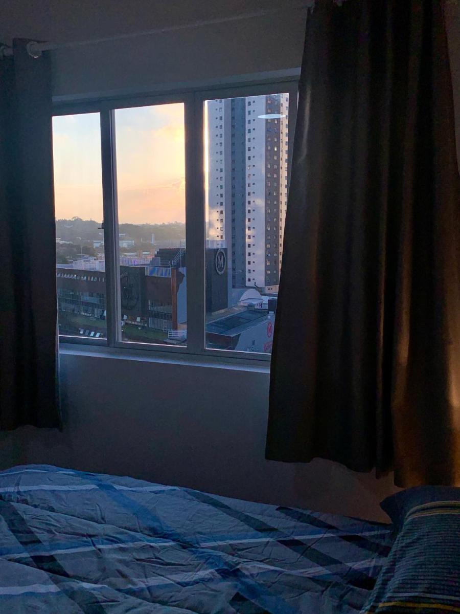 707- Apartamento Encantador, amplo e decorado, quarto, sala, cozinha, mobiliario moderno, cozinha completa com utensílios , Excelente vista da cidade e localização privelegiada no bairro Bigorrilho - Housity