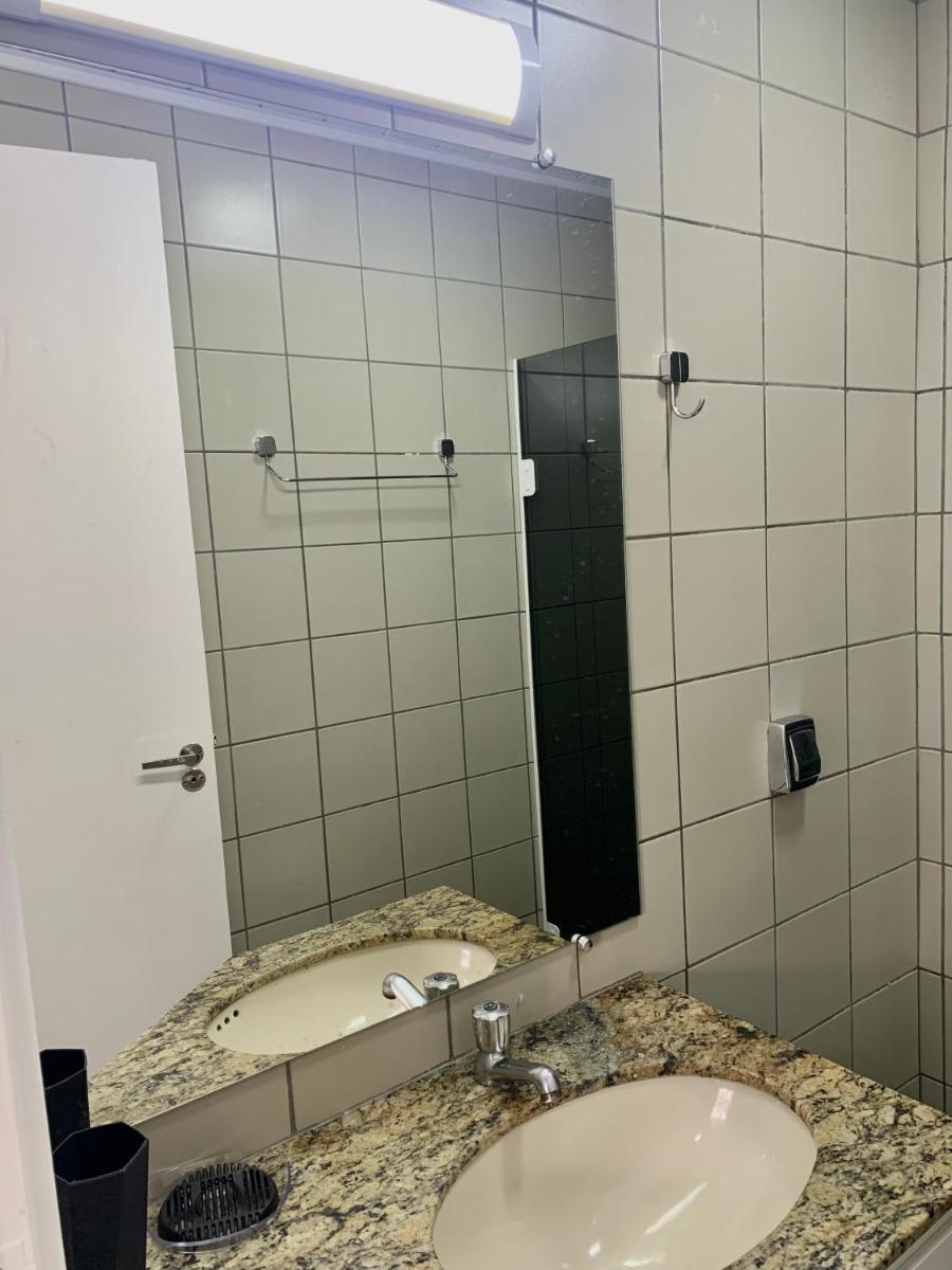 707- Apartamento Encantador, amplo e decorado, quarto, sala, cozinha, mobiliario moderno, cozinha completa com utensílios , Excelente vista da cidade e localização privelegiada no bairro Bigorrilho - Housity