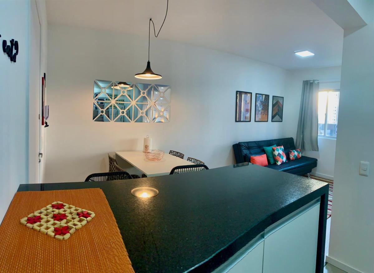 707- Apartamento Encantador, amplo e decorado, quarto, sala, cozinha, mobiliario moderno, cozinha completa com utensílios , Excelente vista da cidade e localização privelegiada no bairro Bigorrilho - Housity