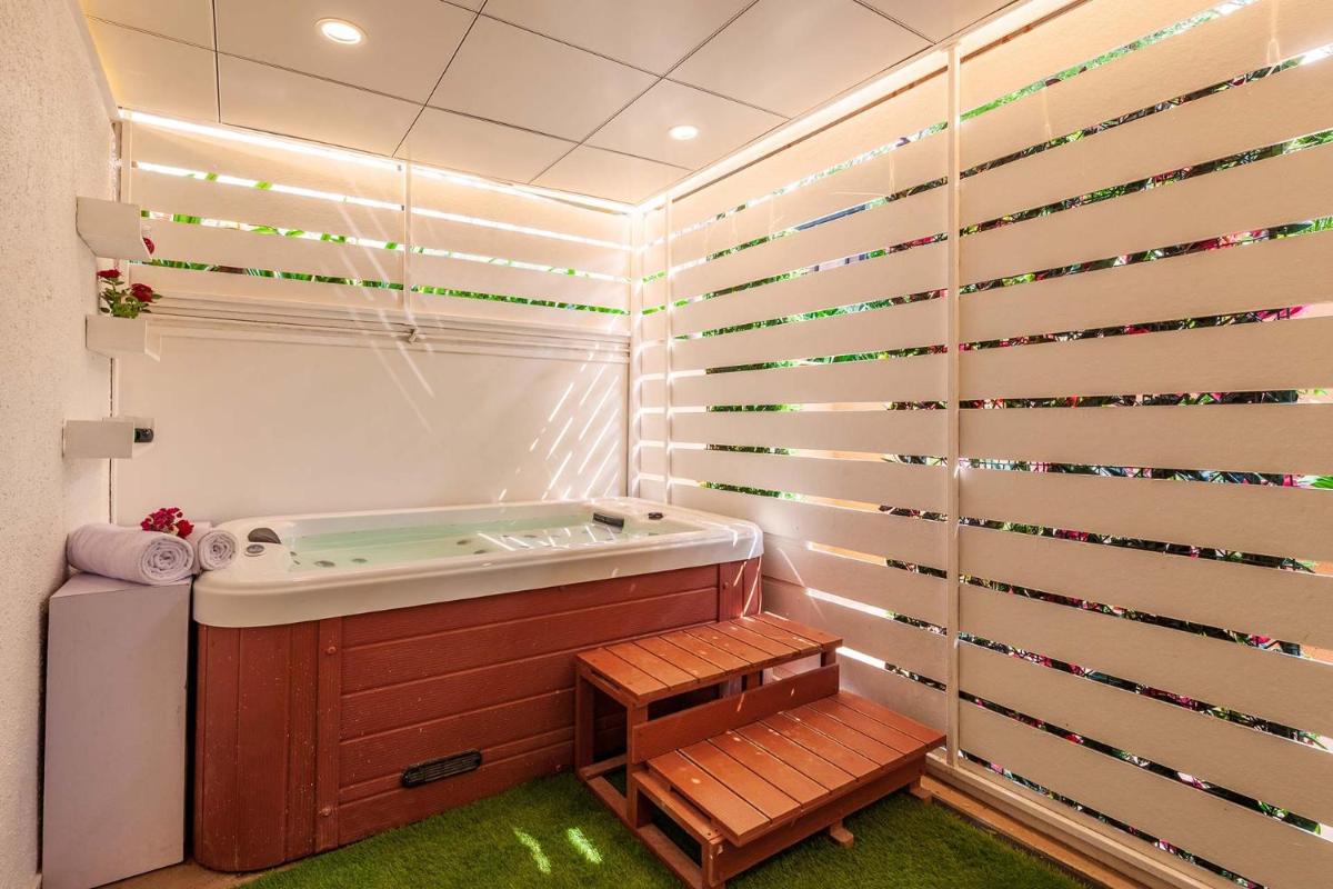 StayVista's Serene Nook - Pet-Friendly Villa with Jacuzzi & Terrace - Housity