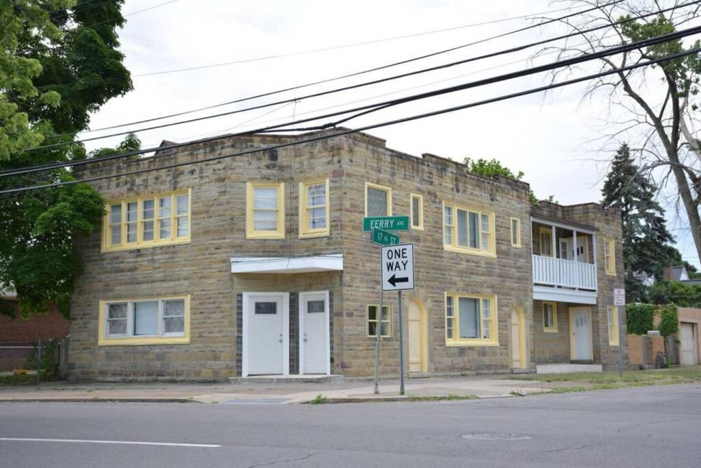THE STONE CASTLE-Free Parking, Minutes From Falls & Casino - Housity