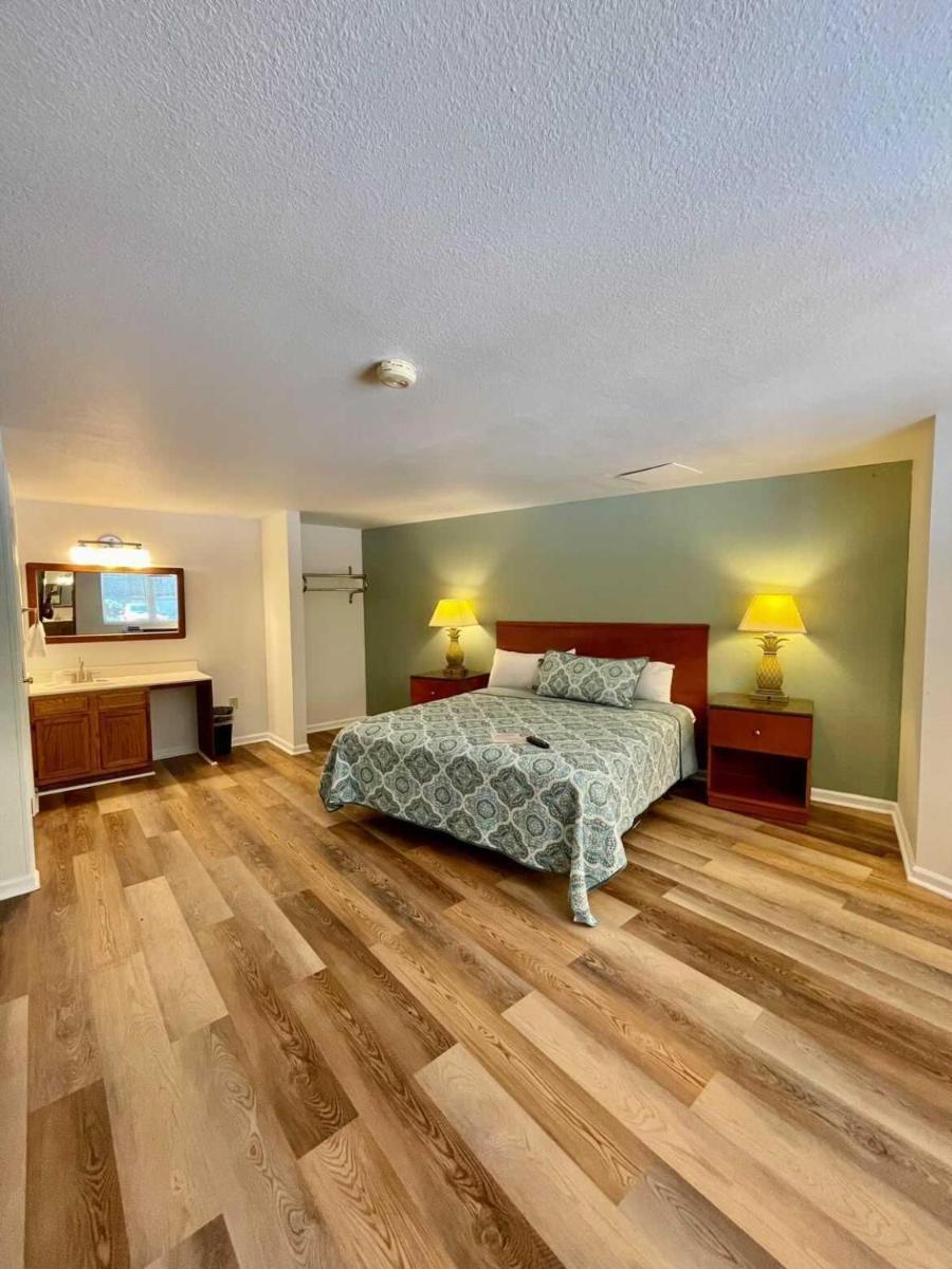 Geneva Hotel & Tiki Bar - Housity