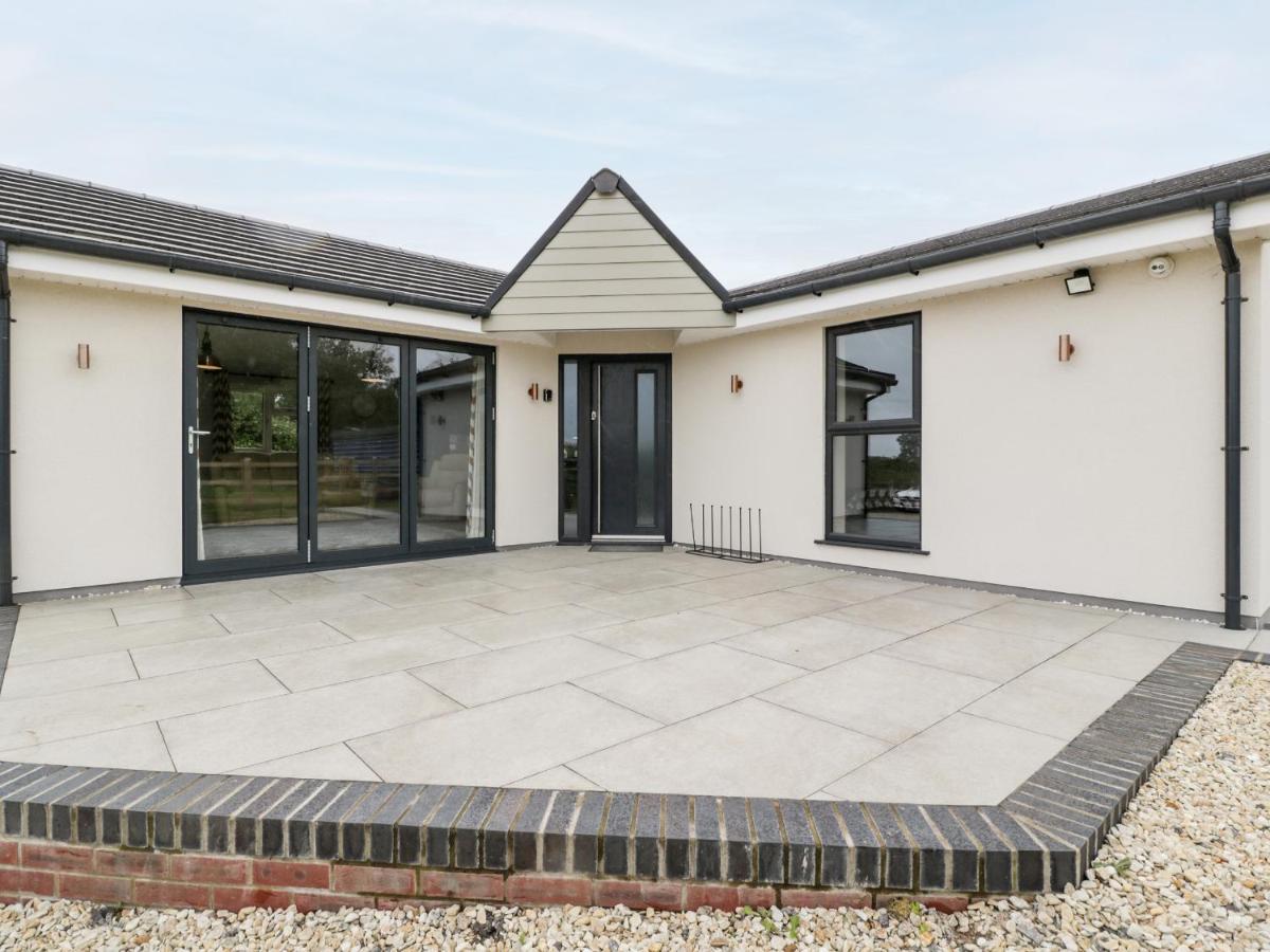 Strawberry Stables - Housity